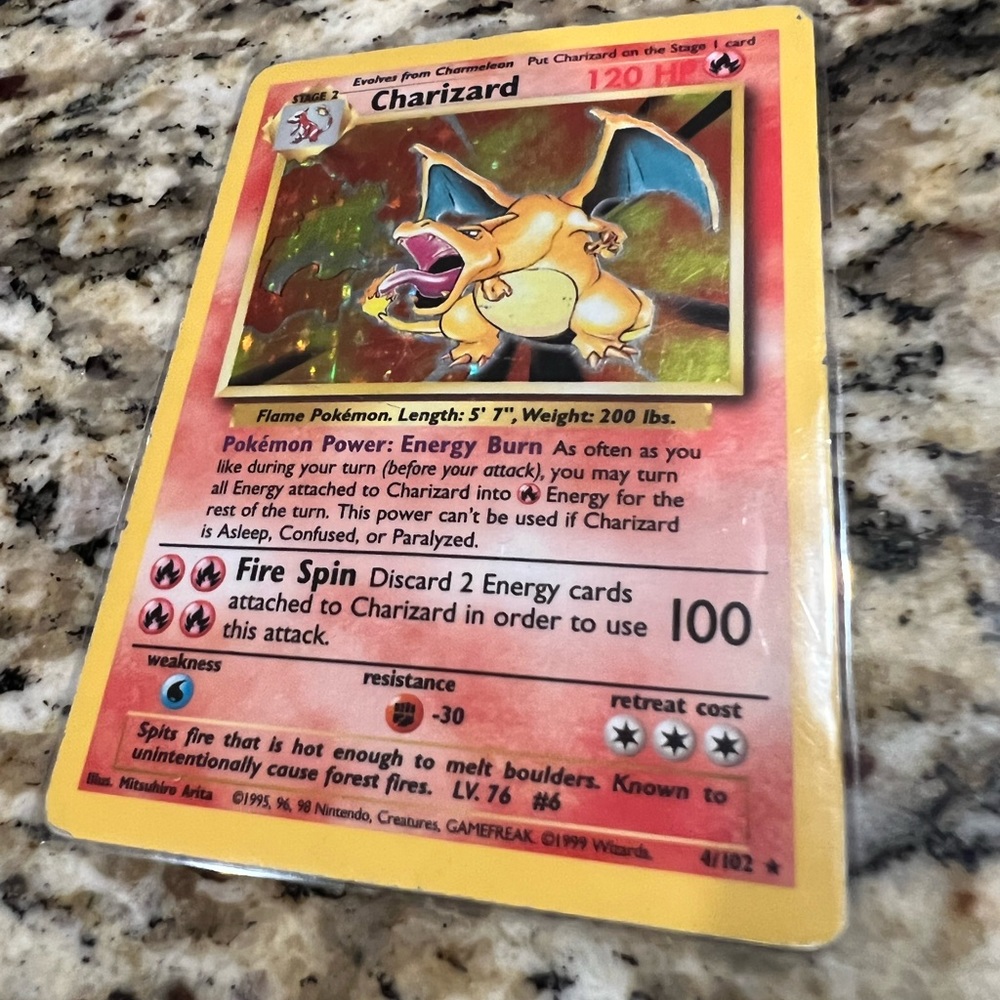 Holo Charizard - 4/102 - Pokémon Card